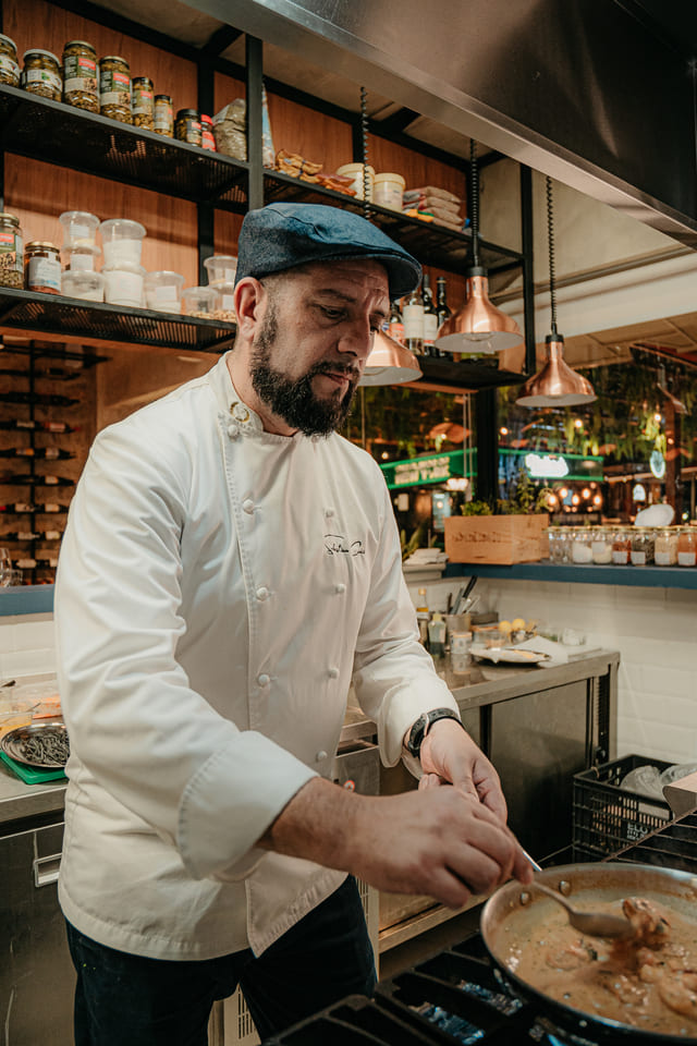 Chef Sebastian Carci - Massas frescas artesanais - Restaurante San Remo Trattoria e Boutique em Ilhabela - Mares Ilha Mall Roof Top