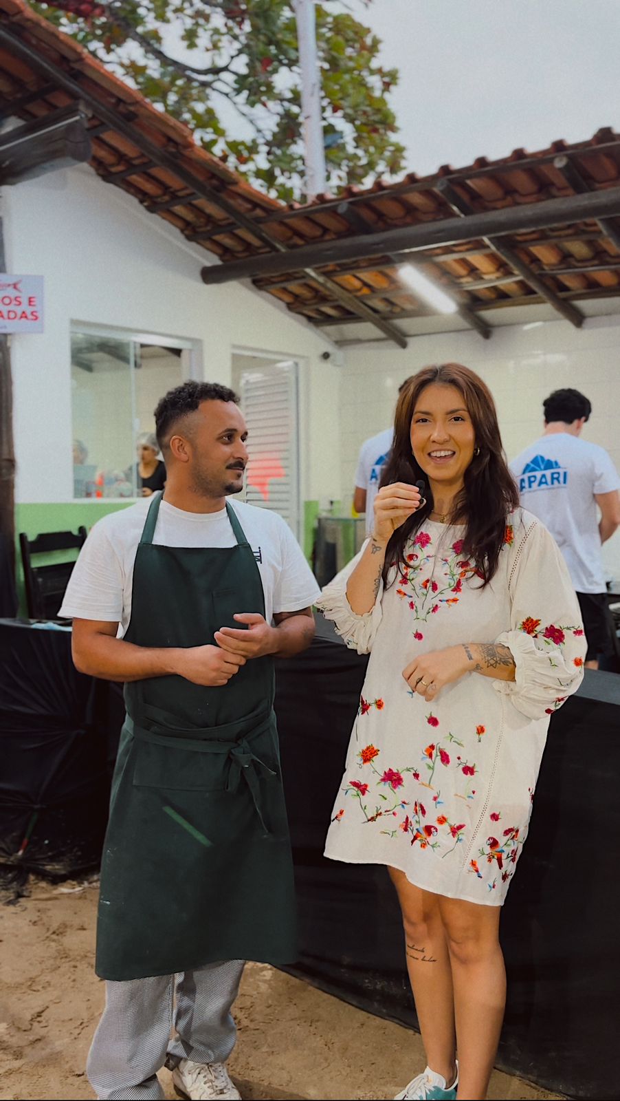 Gabi Lessi entrevista chef Luccas Pinho no Festival da Sardinha de Ilhabela