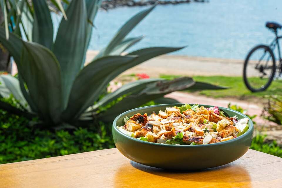 Descubra o Tea Connection em Ilhabela: gastronomia em frente ao mar do brunch ao happy hour
