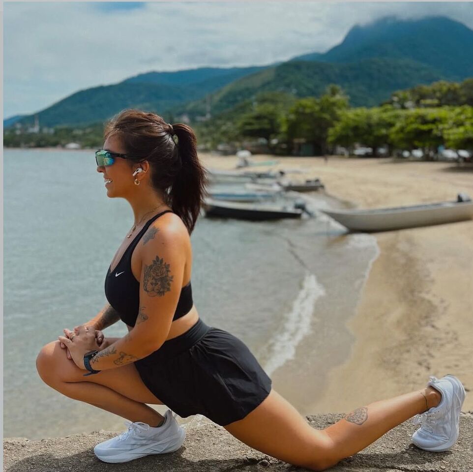 Caminhar ao ar livre em Ilhabela - Os 9 hábitos das Blue Zones e como Ilhabela pode te inspirar a vivê-los - Gabriela Lessi para Ilhabela.com.br