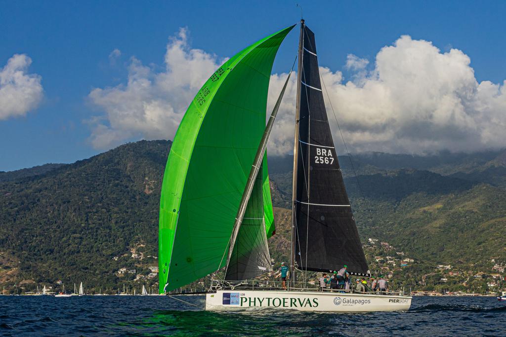 Veleiro Phytoervas foi um dos destaques da competição da Semana de Vela de Ilhabela