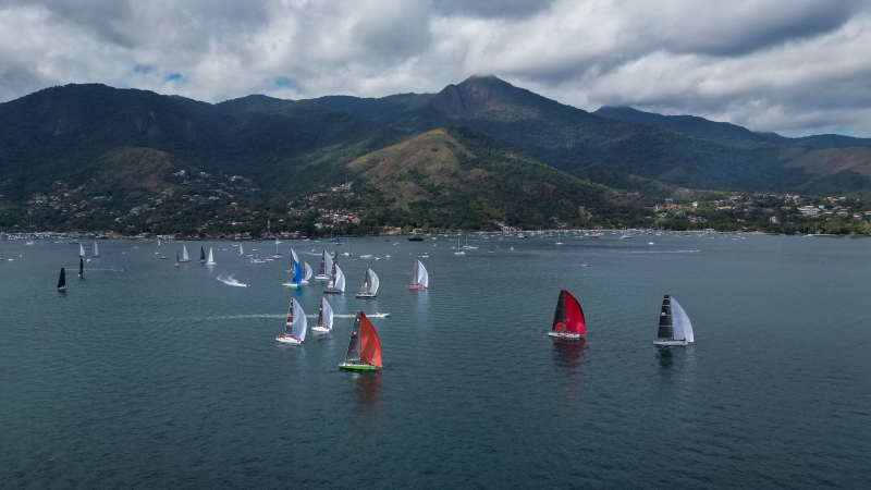 Desfile de veleiros e apresentação da Esquadrilha da Fumaça reúnem milhares de pessoas na Vila no domingo de manhã, na abertura da Semana de Vela de Ilhabela
