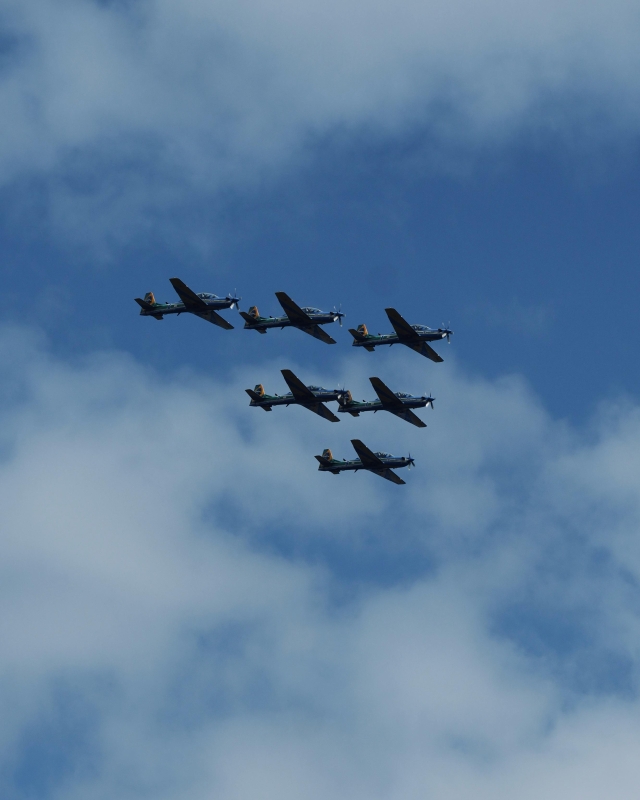 Esquadrilha da Fumaça faz show no céu de Ilhabela na Semana Internacional de Vela