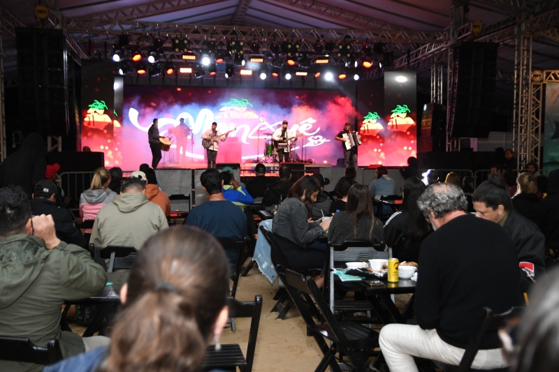 Músicos locais e conhecidos do público animam os 3 dias de festa no Festival da Tainha de Ilhabela