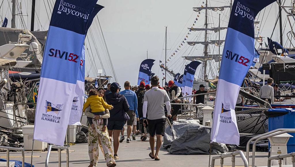 Píer do Yacht Club de Ilhabela movimentado durante a Semana Internacional de Vela de Ilhabela
