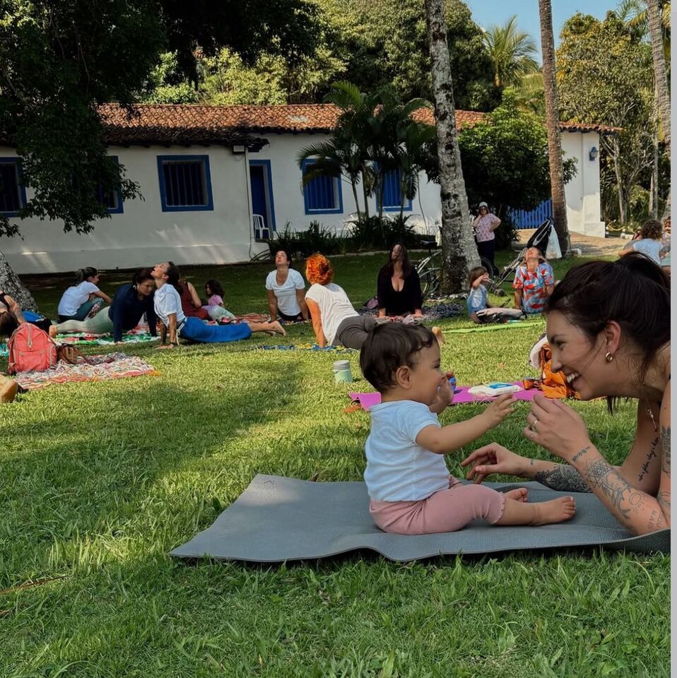 Yoga para mães e crianças em Ilhabela - Os 9 hábitos das Blue Zones e como Ilhabela pode te inspirar a vivê-los - Gabriela Lessi para Ilhabela.com.br