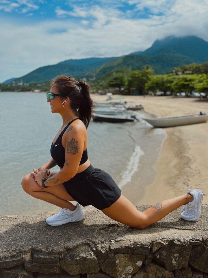 Alongamento para corrida na praia - Gabi Lessi - Colunista do Ilhabela.com.br