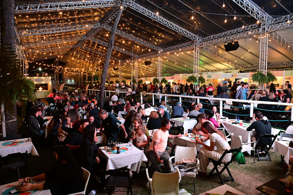 De quinta a domingo, a Praça das Bandeiras, na Vila, é parada obrigatória para quem gosta de boa gastronomia. Boteco do Camarão continua no fim de semana em Ilhabela