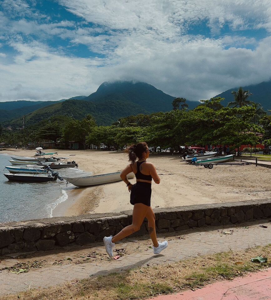 Corrida na orla em Ilhabela - Gabi Lessi - Colunista do Ilhabela.com.br