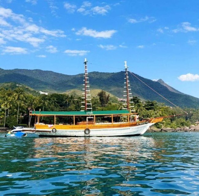 A Praieira - Escuna em Ilhabela para passeios privativos, eventos e celebrações a bordo, experiências gastronômicas em grupo de amigos ou família