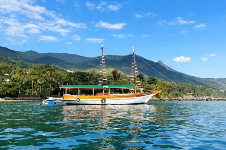 A Praieira - Escuna em Ilhabela para passeios privativos, eventos e celebrações a bordo, experiências gastronômicas em grupo de amigos ou família
