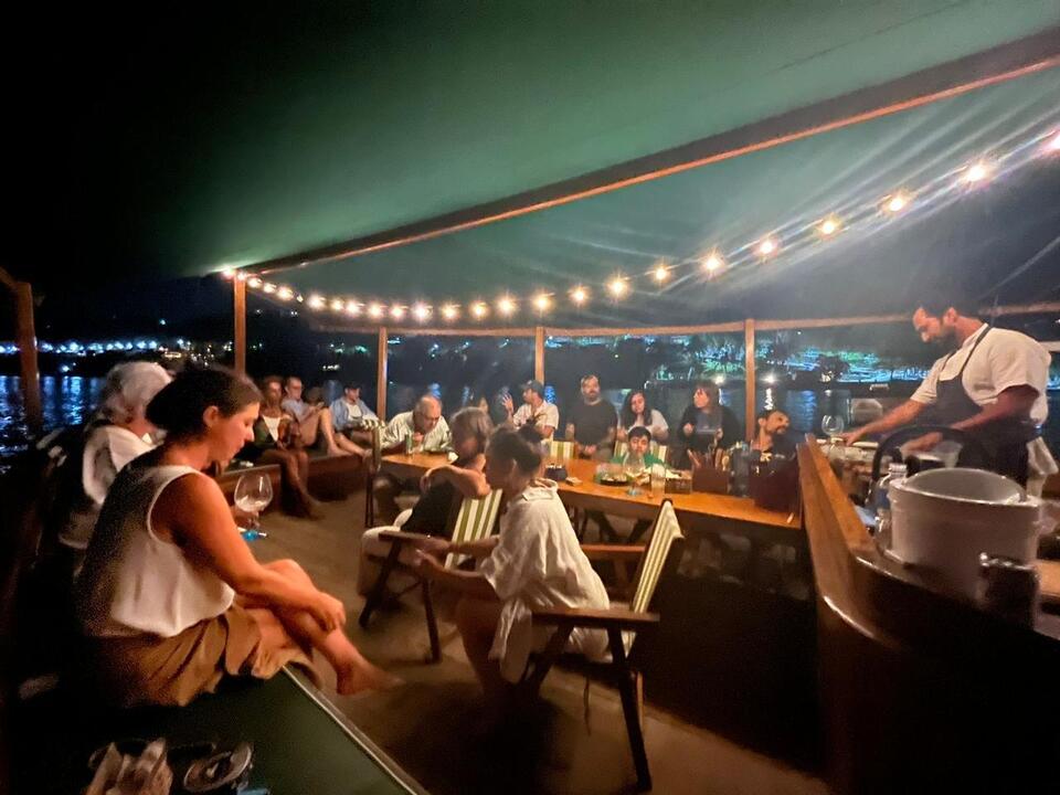 jantar-experiencia-gastronomica-a-bordo-por-do-sol-em-ilhabela-escuna-passeio-privativo A Praieira - Escuna em Ilhabela para passeios privativos, eventos e celebrações a bordo, experiências gastronômicas em grupo de amigos ou família