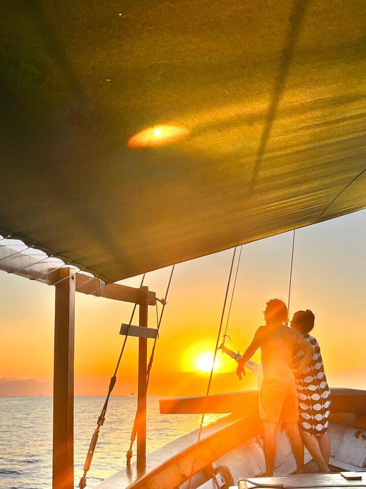 por-do-sol-em-ilhabela-escuna-passeio-exclusivo A Praieira - Escuna em Ilhabela para passeios privativos, eventos e celebrações a bordo, experiências gastronômicas em grupo de amigos ou família