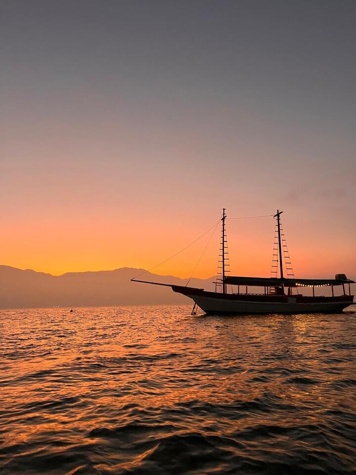 por-do-sol-em-ilhabela-escuna-passeio-privativo A Praieira - Escuna em Ilhabela para passeios privativos, eventos e celebrações a bordo, experiências gastronômicas em grupo de amigos ou família
