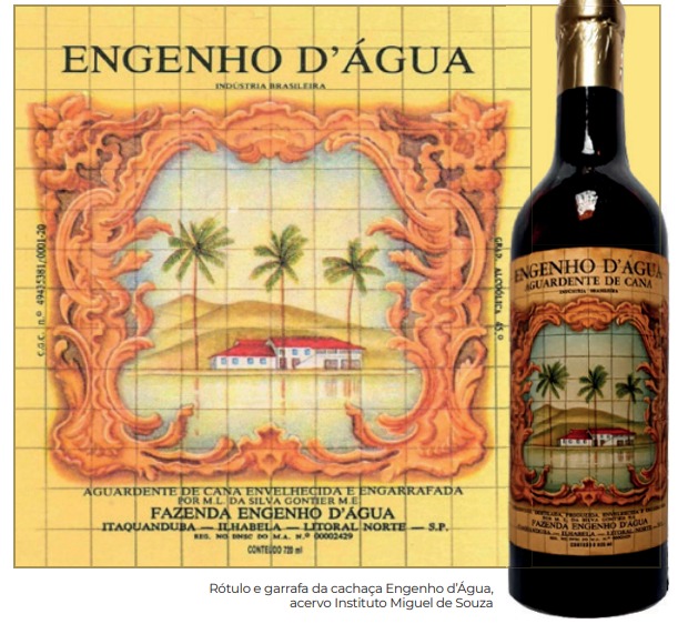 Rótulo e garrafa da cachaça produzida na Fazenda do Engenho D'Água em Ilhabela