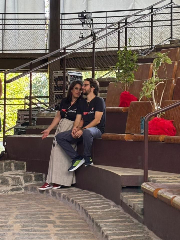 Exposição “Artérias do Pulsar” conectou artistas locais ao público do TEDx Ilhabela - Dea Gomes Constantino, curadora artística, e Aziz Camali