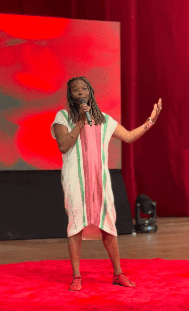 Florisbela Santos, liderança do Quilombo do Açude, na Serra do Cipó (MG), trouxe todos os aprendizados e saberes ancestrais da cultura do candombe. 