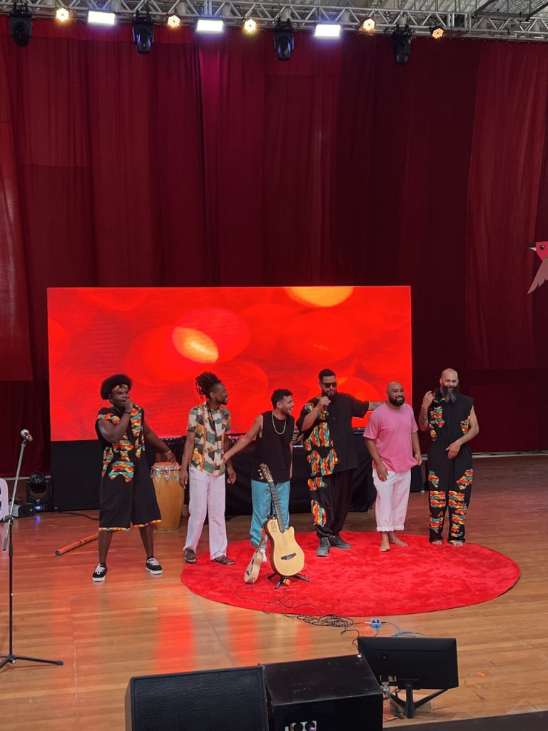 Fidura Cardial e o grupo Caixa Allta animaram a plateia com uma composição especial para o evento