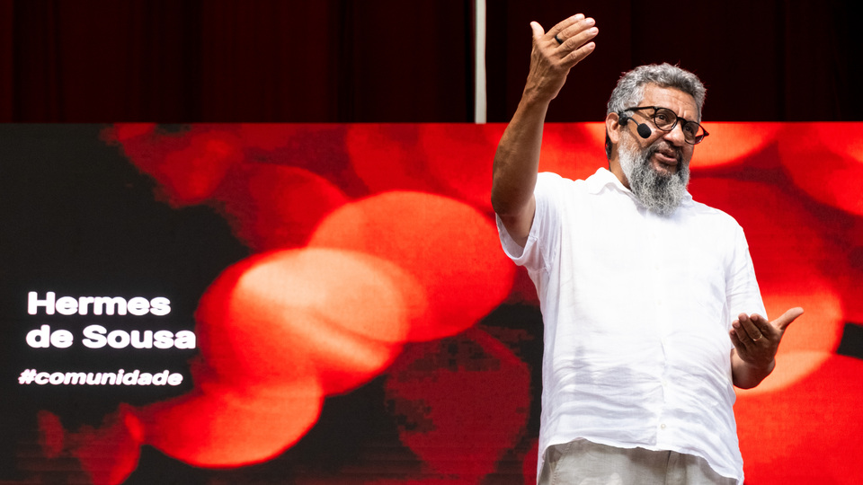 “Justiça social não é dar pão a quem tem fome. É sentar e comer junto.” — Hermes de Sousa, educador e fundador do Instituto NUA (Foto: João Carlos de Brito)