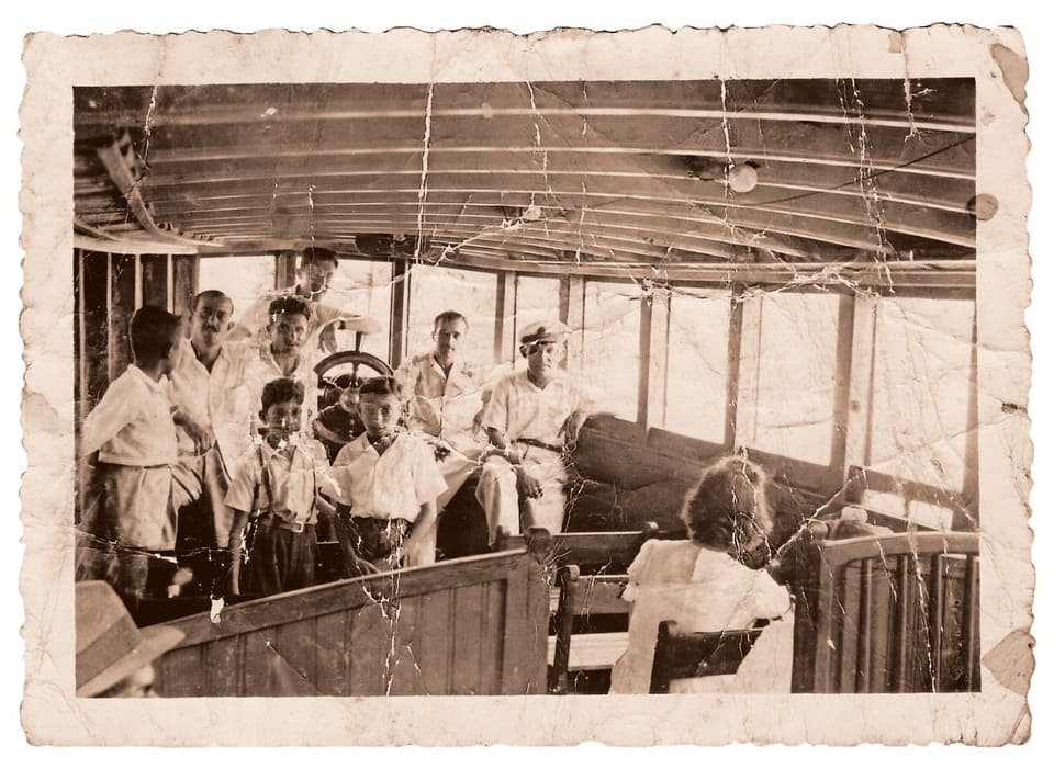 Raro registro do interior da famosa lanchinha da Companhia Santense de Navegação no Canal de São Sebastião