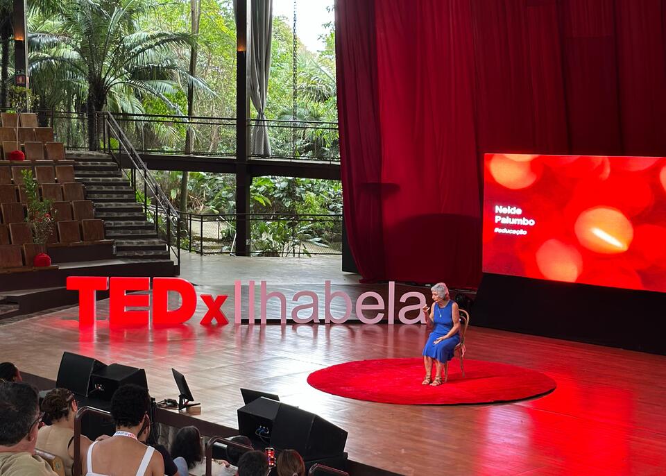 Neide Palumbo, professora aposentada, divertiu e encantou o público com histórias alegres que retratam como era o dia a dia do caiçara de antigamente (Foto: Yara Vergueiro)