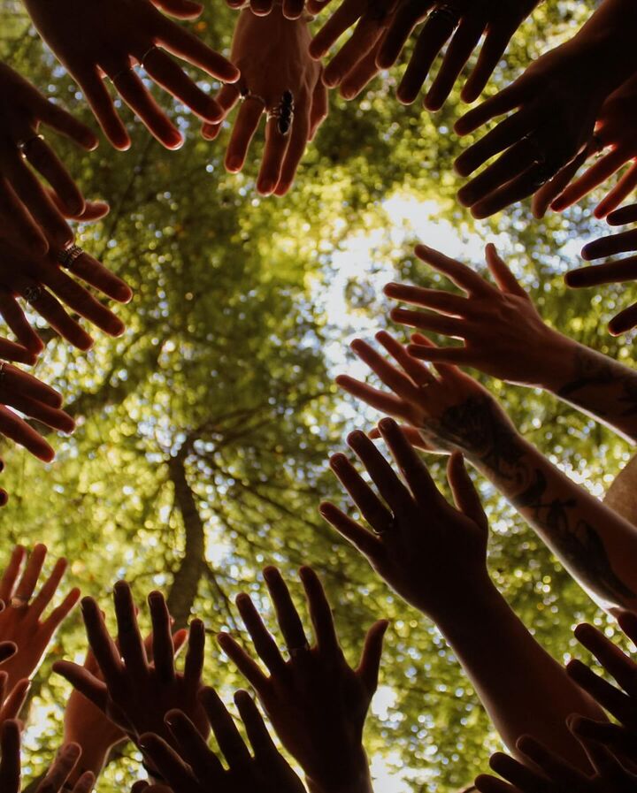 O poder de pertencer: o papel da comunidade na nossa saúde (Por Gabi Lessi)