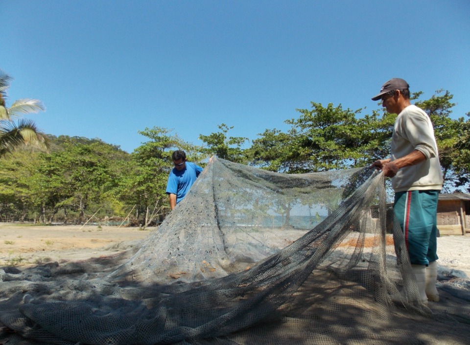 Pesca Artesanal na Comunidade Tradicional Caiçara de Castelhanos em Ilhabela (créditos: Dani Garbiatti / site https://www.castelhanos.org/)