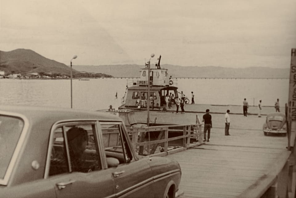 Antigo registro da travessia de balsa em Ilhabela faz parte do livro "Villa Bella – Memória iconográfica de uma bela ilha (Ilhabela 1900–1980)ä