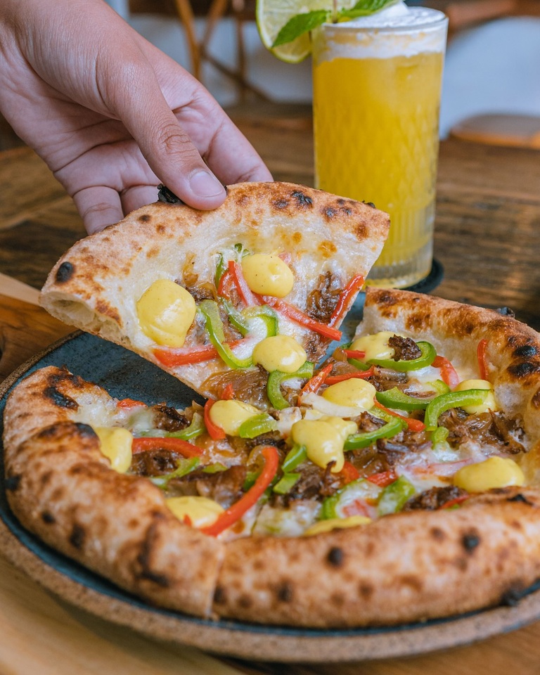 Pizzas artesanais com massa de fermentação natural e receitas exclusivas no Ilhabela Republic