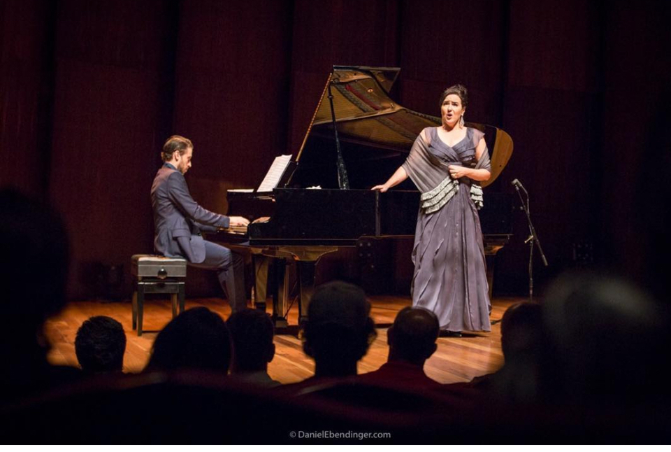 Rosana Lamosa, soprano, e Pablo Rossi, piano, se apresentam no dia 22 de novembro - 17:00h, no Teatro de Vermelhos em Ilhabela