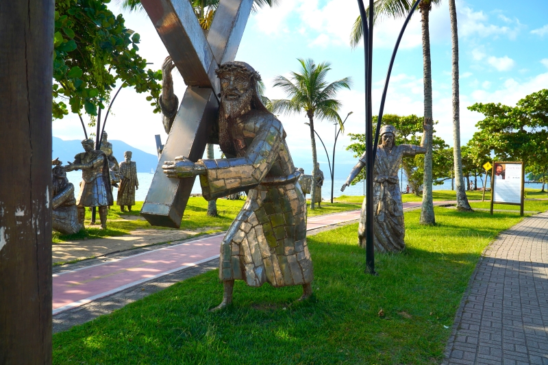 Exposição de Gilmar Pinna, intitulada de “Paixão – Caminhando no amor, na união e na justiça”. Estátuas de aço ficam no gramado da Praia do Engenho D'Água