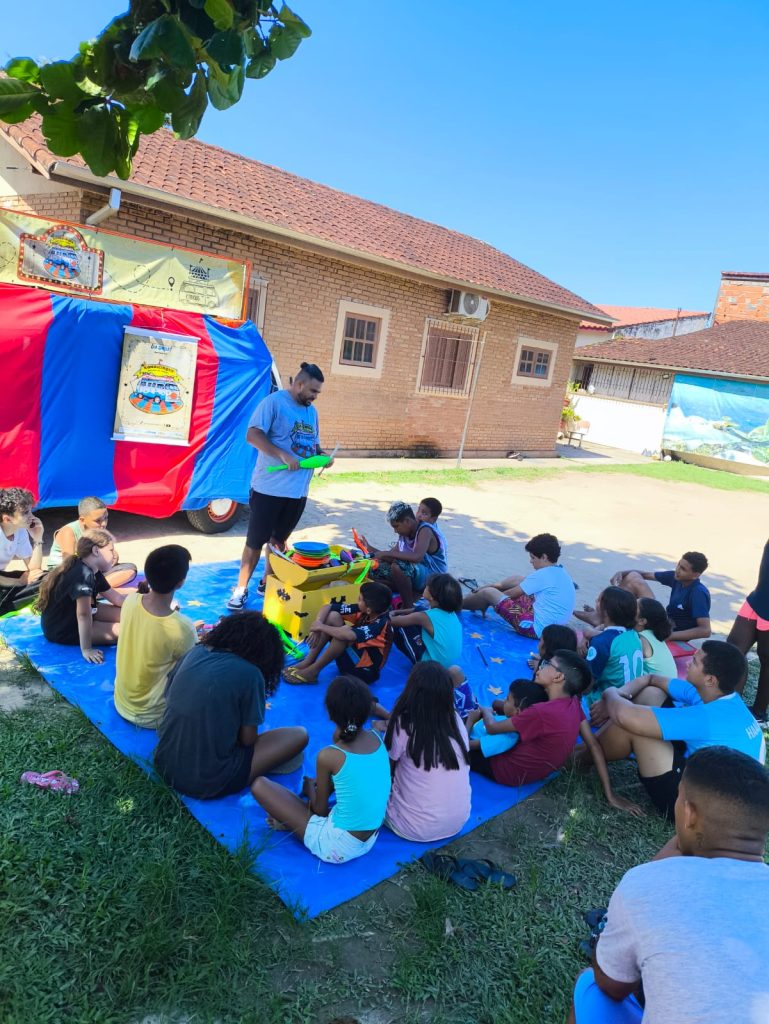 Cia Smile Circus promove, na tarde de sábado, uma oficina de circo voltada para todas as idades no Forró na Ilha