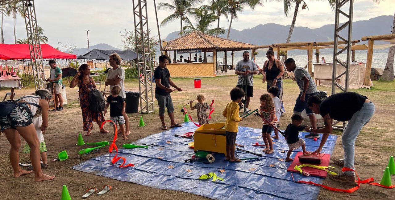Oficina de circo encanta crianças e adultos durante o Festival Forró na Ilha em Ilhabela