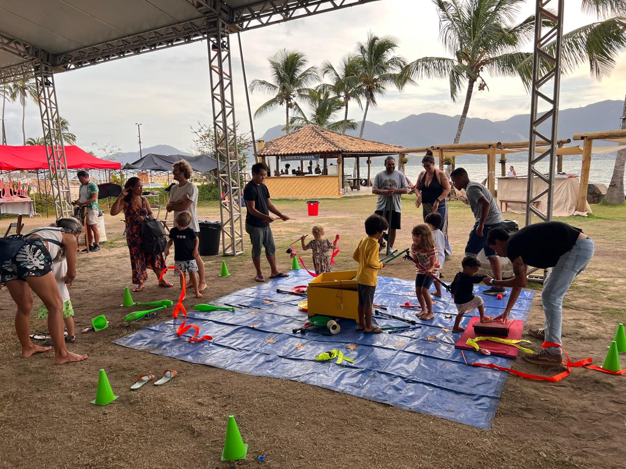 Oficina de circo encanta crianças e adultos durante o Festival Forró na Ilha em Ilhabela