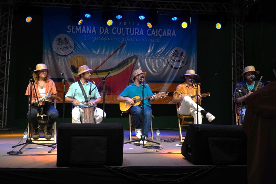 Grupo Quebra Chiquinha se apresenta ao lado de alunos da rede municipal, dentro do projeto “Cultura Caiçara nas Escolas”. Fidura Cardial e Grupo Lembranças trazem ao palco as raízes musicais caiçaras
