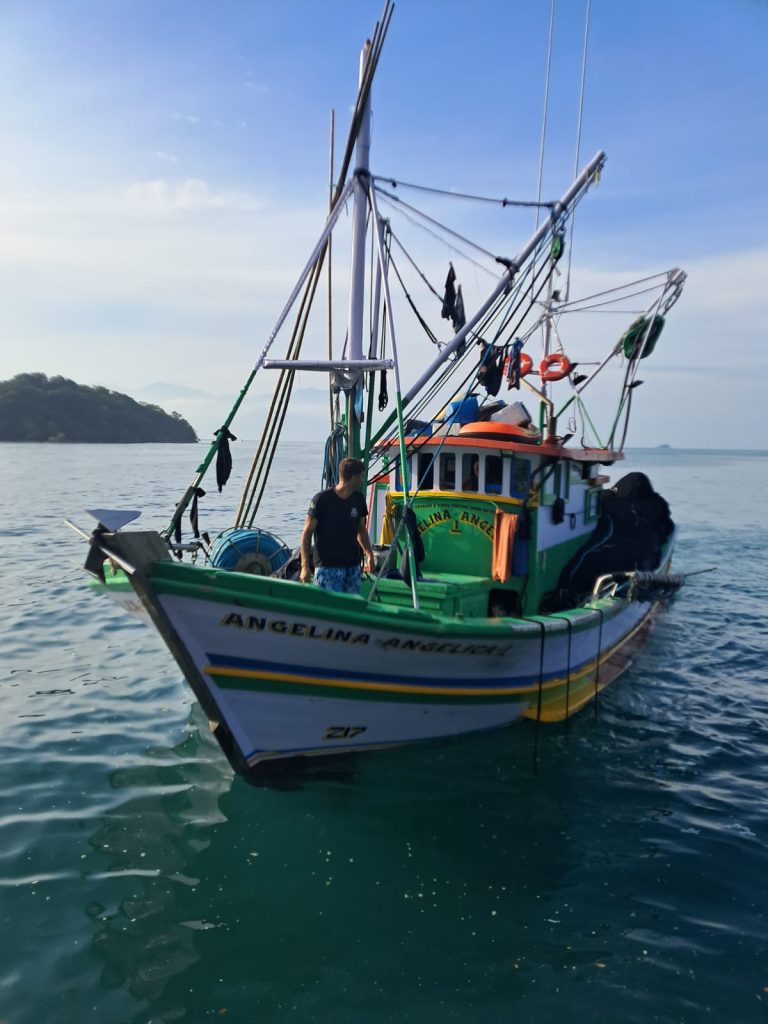 Para abastecer o evento, sete pescadores caiçaras da cidade permaneceram durante 15 dias na região de Angra dos Reis trabalhando na pescaria a bordo da embarcação Angelina Angélica.