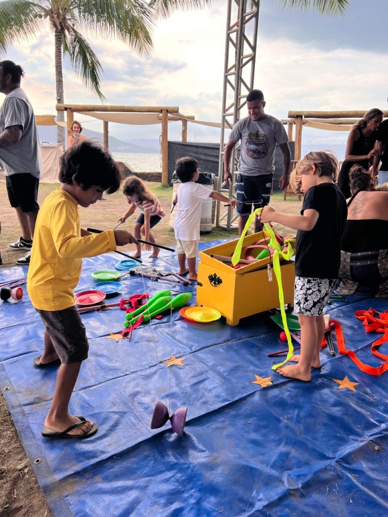 Crianças e adultos experimentaram malabares e diversas atividades de equilíbrio em oficina de circo