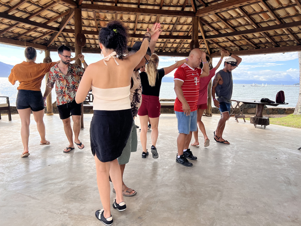 Flávio e Sabrina ensinaram bases e movimentos do Forró Roots, estilo que vem conquistando brasileiros e estrangeiros