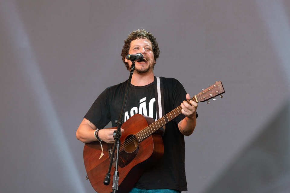 Chico Chico, filho de Cássia Éller, é um dos destaques do Race Village na Semana de Vela de Ilhabela em 2026