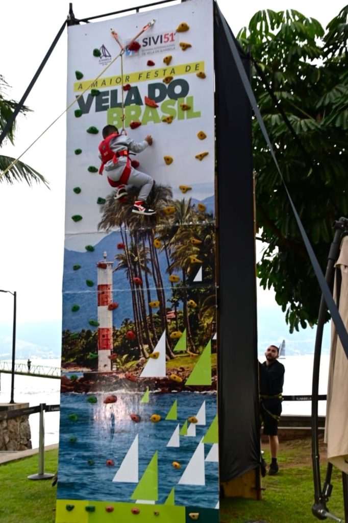 Parede de escalada e atrações para toda a família nas férias de julho em Ilhabela