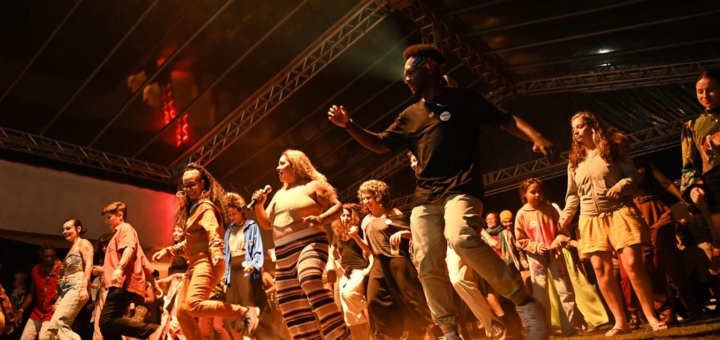 Música, DJ, poesia, performances, artes visuais, gastronomia e feira de produtores locais fazem parte da programação paralela à exibição de filmes no festival de documentários de Ilhabela