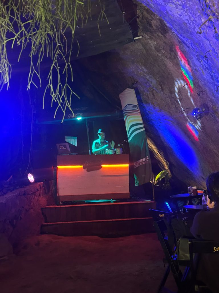 Pista de dança na gruta da Casa Barca embalou a noite após a primeira exibição