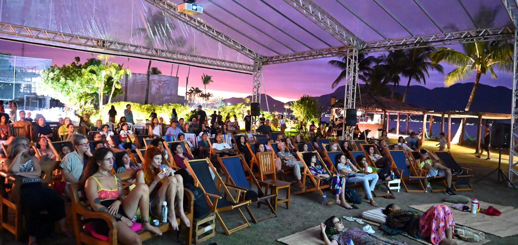 Exibições de documentários ao ar livre no Esporte Clube de Ilhabela durante o Citronela Doc